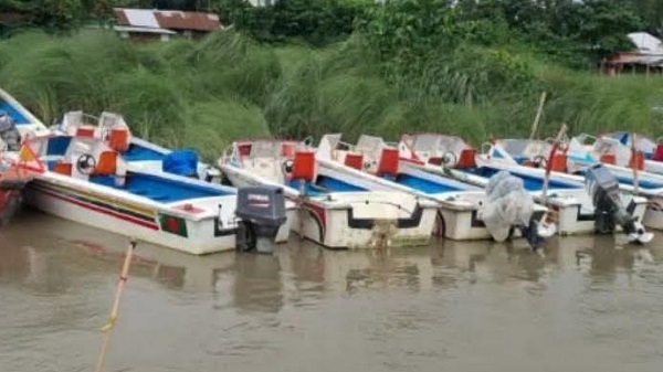 আরিচা ঘাটে নৈশপ্রহরীর হাত-পা বেঁধে দুই স্পিডবোটের ইঞ্জিন লুট