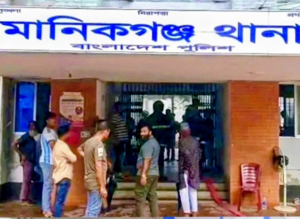 মানিকগঞ্জ সদর থানার ওসির কক্ষে অগ্নিকাণ্ড
