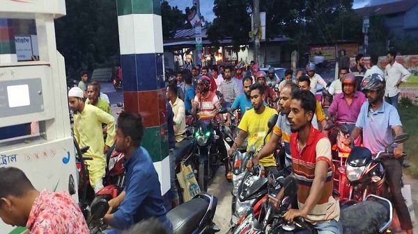 জ্বালানি সংকটের গুজবে পেট্রোল পাম্পে দীর্ঘ লাইন