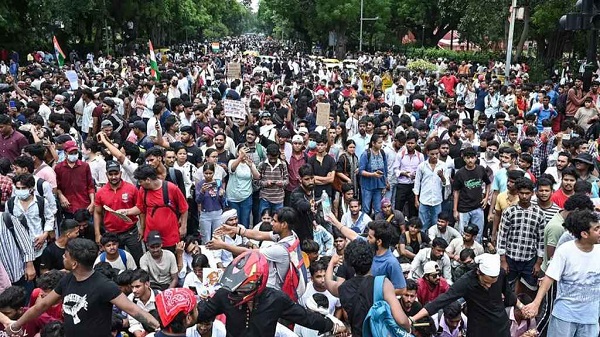 দিল্লিতে আবারও উত্তেজনা, পুলিশের লাঠিচার্জ ও টিয়ালশেল নিক্ষেপ