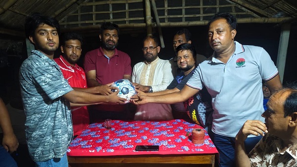 মাদকমুক্ত সমাজ গড়তে তরুণদের মাঝে শতাধিক ফুটবল বিতরণ করলেন এমদাদুল হক এমদাদ