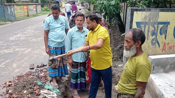 সাতক্ষীরায় স্বেচ্ছাশ্রমে ড্রেন সংস্কার, স্থানীয়দের সঙ্গে কাজ করলেন ওমর ফারুক
