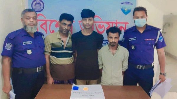 চন্দ্রগঞ্জে ১০০ পিস ইয়াবাসহ তিন মাদক ব্যবসায়ী গ্রেফতার