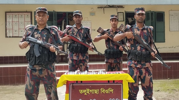 সাতক্ষীরা সীমান্তে বিজিবির অভিযানে প্রায় ৮ লাখ টাকার ভারতীয় পণ্য জব্দ