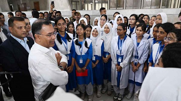 সংসদ অধিবেশন দেখতে আসা শিক্ষার্থীদের সঙ্গে সাক্ষাৎ করেছেন প্রধানমন্ত্রী