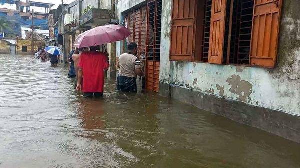 এক রাতের বৃষ্টিতে জলমগ্ন নওগাঁ শহর, ভোগান্তিতে জনজীবন