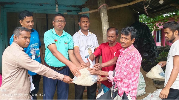 বিলছড়িতে তৃতীয় দিনের মতো ত্রাণ বিতরণ করলেন বিএনপি নেতা মিজানুল হক