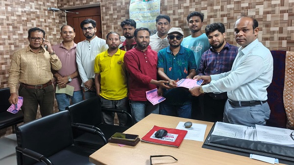 শ্যামনগর উপজেলা স্বাস্থ্য কমপ্লেক্সে ডেঙ্গু প্রতিরোধে লিফলেট বিতরণ